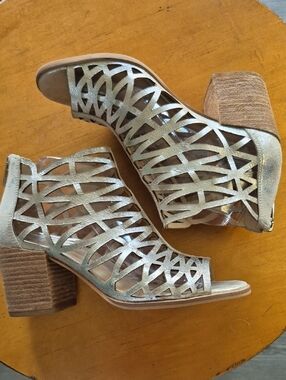 Vince Camuto Metallic Taupe Cutout Block Heel Sandals. Sz 8.5